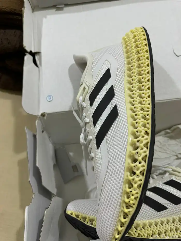 شوز اديداس اصلي وكاله مقاس 44 5 1