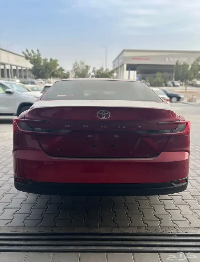 تويوتا كامري E استاندر بنزين 2025 احمر 98000 شامل الضريبة 3