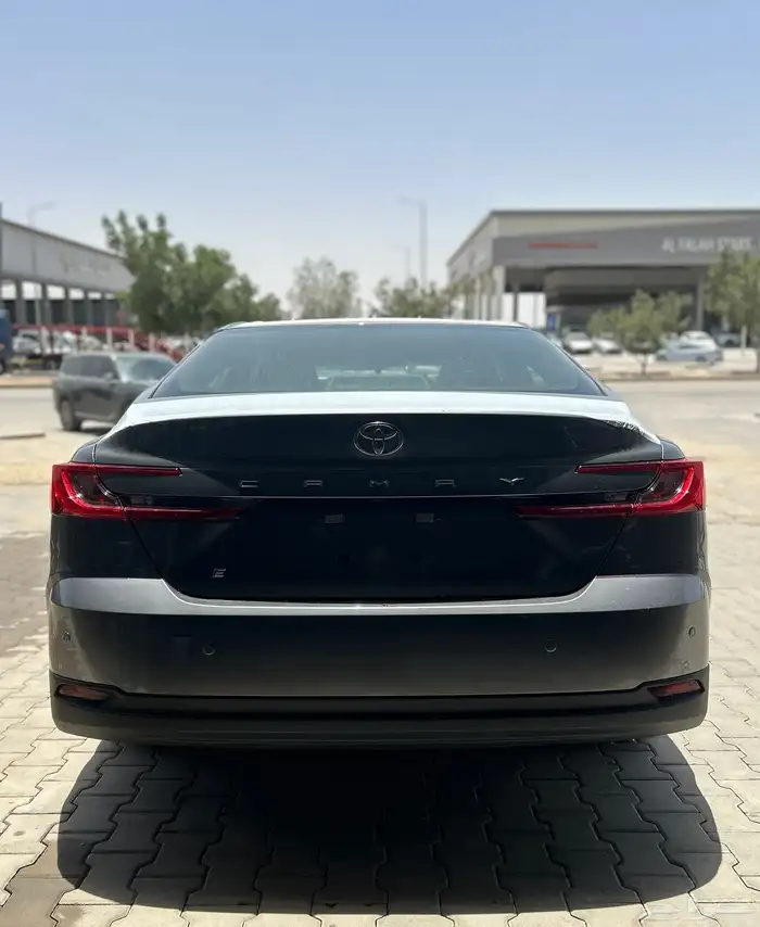 تويوتا   كامري E استاندر بنزين رمادي 113850 شامل الضريبة 4