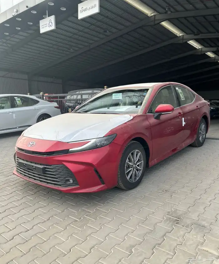 تويوتا كامري E استاندر بنزين 2025 احمر 98000 شامل الضريبة 2