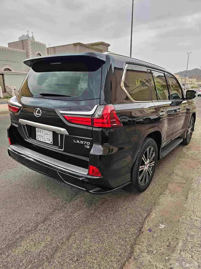 للبيع لكزس LX 2021 سعودي فل السعر 318 3