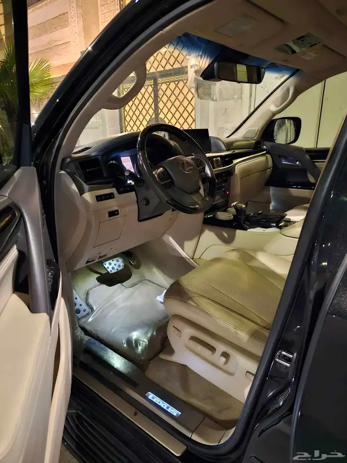 للبيع لكزس LX 2021 سعودي فل السعر 318 8