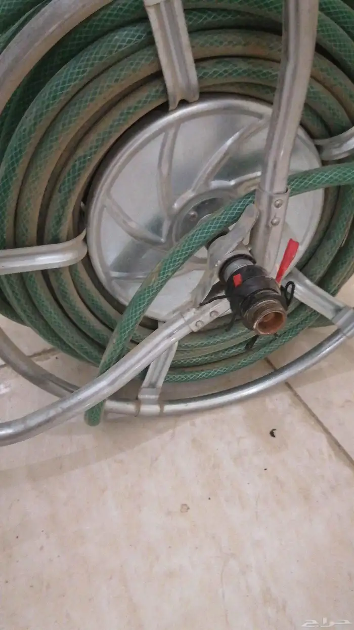 جهاز جري ومكواة غرفة نوم ومكنسة وسلة وكرة وأشياء أخرى 6