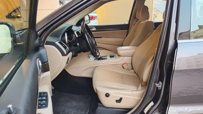 جراند شيروكي 2017 نظيف جدا 14