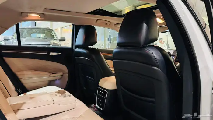 كرايزلر 2016 V8 اكزكتيف ( بحالة ممتازة ) 8