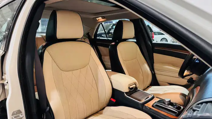 كرايزلر 2016 V8 اكزكتيف ( بحالة ممتازة ) 3