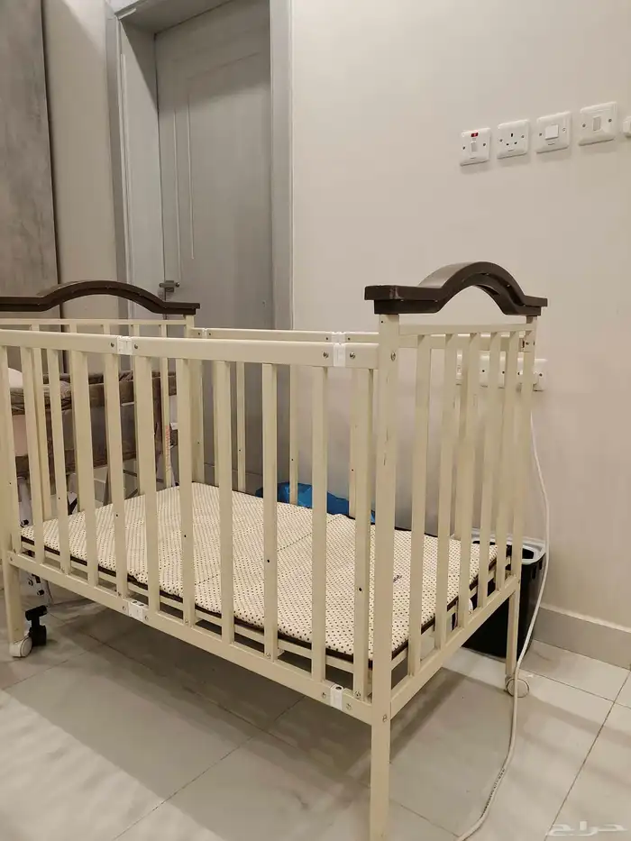 للبيع سرير اطفال 0