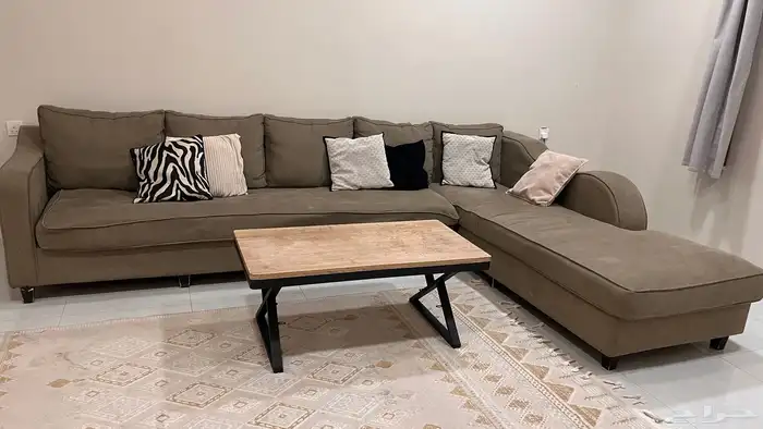 غرفة تلفزيون عباره عن كنب حرف L طاولة قهوه مكتبة تلفزيون 2