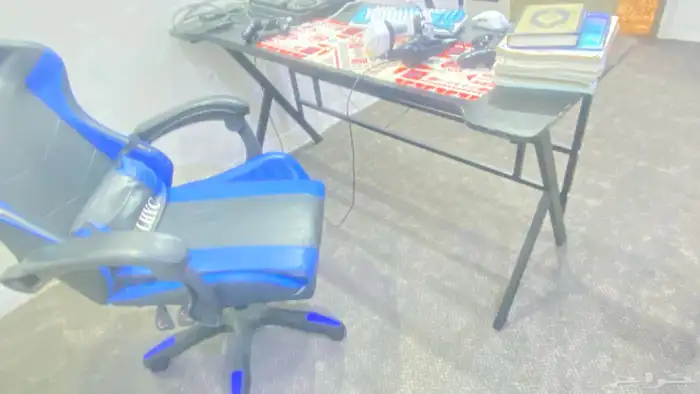 للبيع كرسي قيمنق و طاوله و شاشه 5