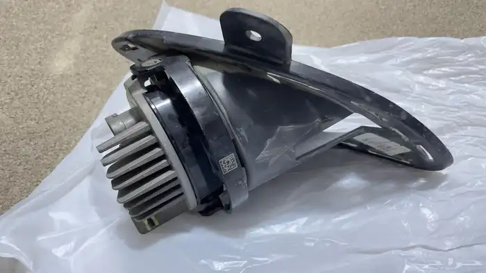 رادار دودج تشارجر RT 2023 مع قاعدته وكشاف يسار مع قاعدته 17