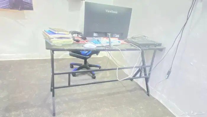 للبيع كرسي قيمنق و طاوله و شاشه 3