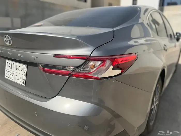 اسطب ركن يمين جهة الراكب المعاون مكسور القزازه فقط 1