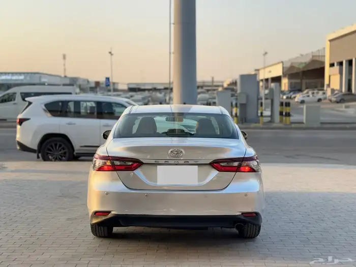 تويوتا كامري 2023 فضي مطور 7
