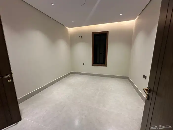 شقه ارضيه للبيع حي الاخضر من 6 غرف وصاله وحوش وسيع 10