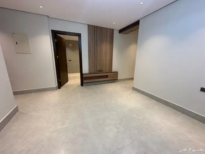 شقه ارضيه للبيع حي الاخضر من 6 غرف وصاله وحوش وسيع 8