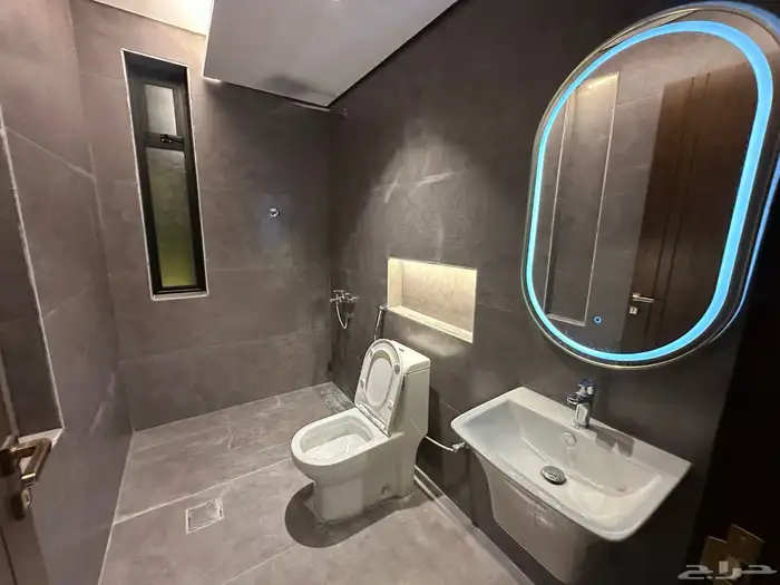 شقه ارضيه للبيع حي الاخضر من 6 غرف وصاله وحوش وسيع 4