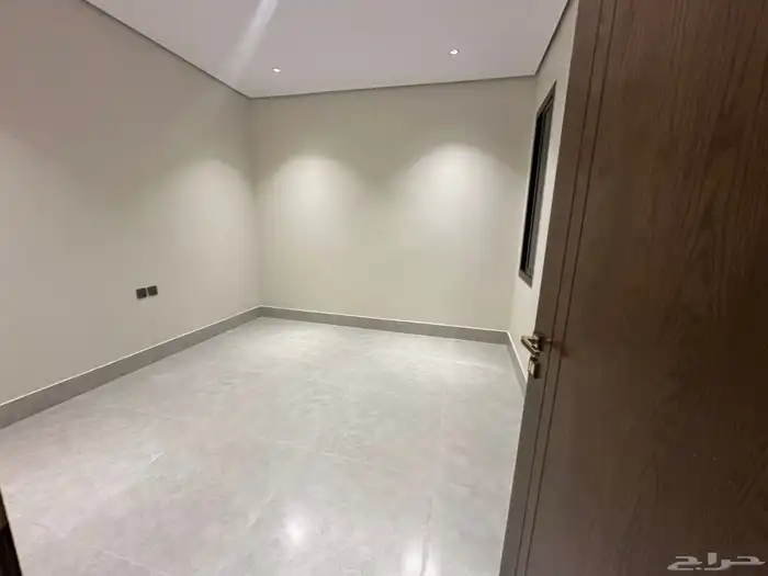 شقه ارضيه للبيع حي الاخضر من 6 غرف وصاله وحوش وسيع 5