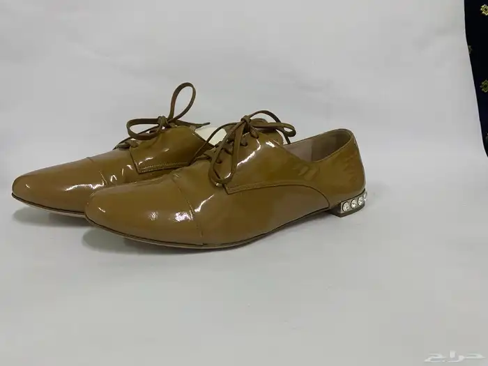 حذاء ماركة ميو ميو miu miu شبه جديد اصلي جلد لميع مقاس 37 5