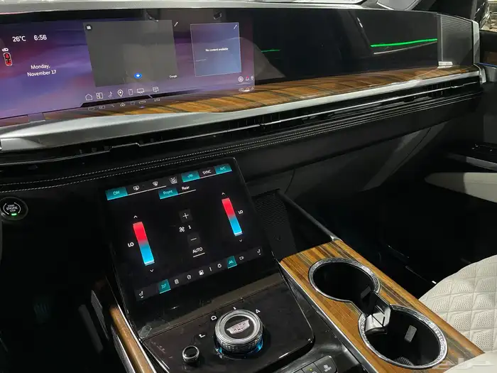 كاديلاك اسكاليد 2025 بلاتينيوم عداد (6 الاف) قمه بالنظافه 10