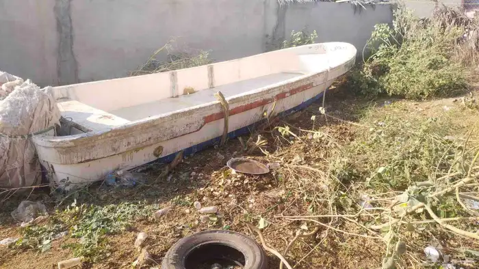 قارب الفردان الطول8مترعليه2مواطير75تقدرطلع عليه عماله 1