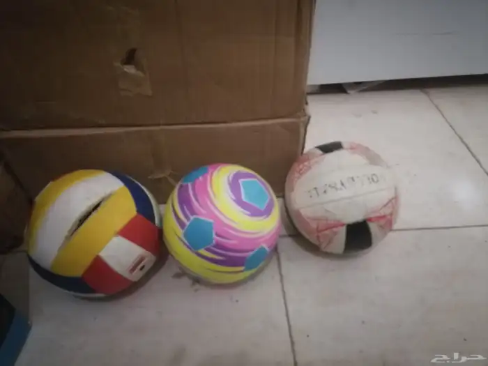 جهاز جري ومكواة غرفة نوم ومكنسة وسلة وكرة وأشياء أخرى 9