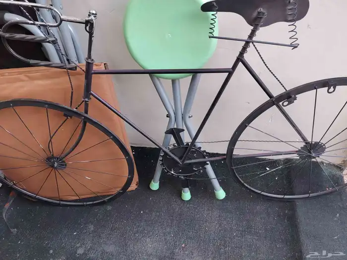 سلة طفل او قطة ودراجة زينة ومركنين زجاج ولوحات للبيع 2