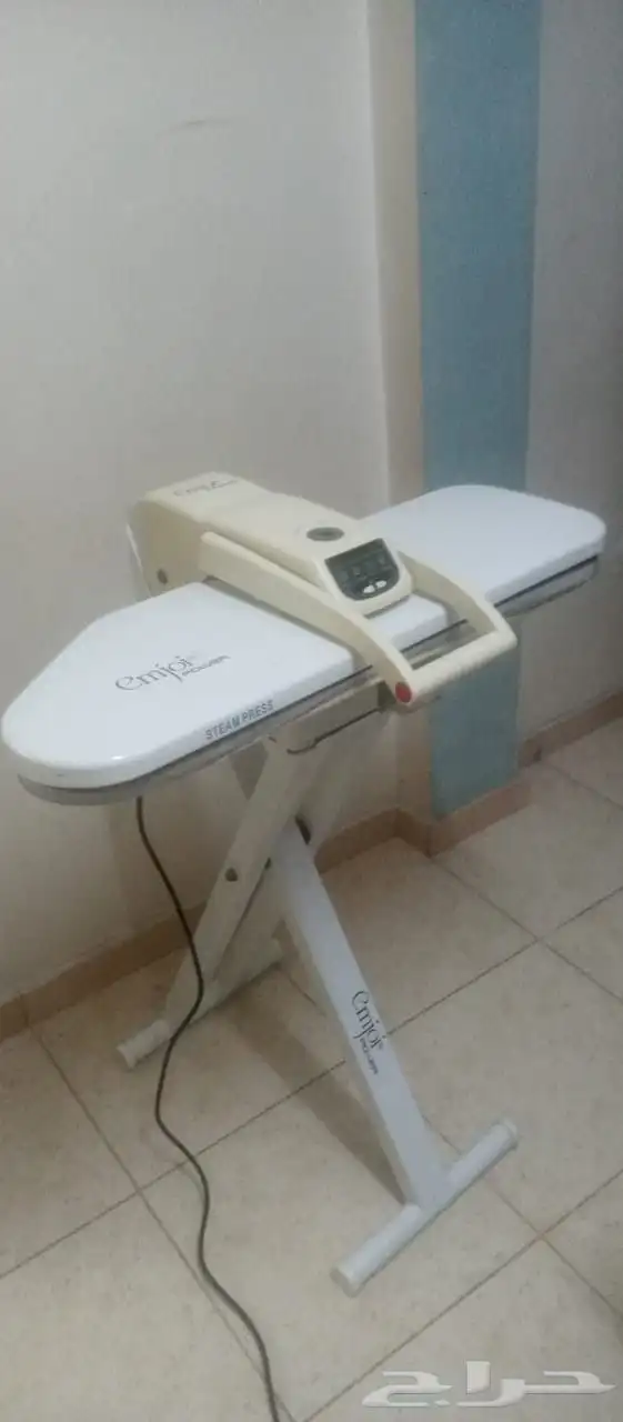 مكواة ملابس كهربائيةعلى البخار 0