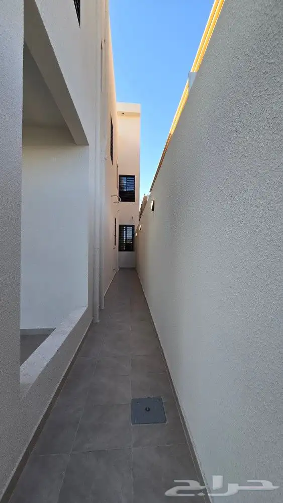للبيع بحي النهضة احد رفيده شقق ارضي بحوش ومدخل سياره 6غرفVIP 5