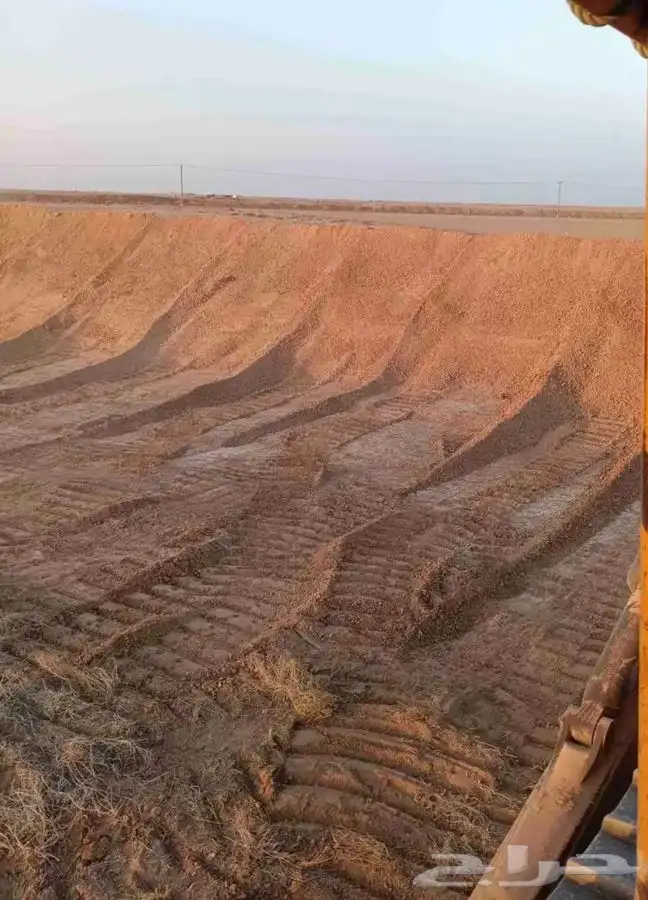 بلدوزر نظيف حديث للايجار 2