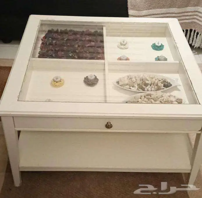 طاولة بحالة جيدة للبيع 0