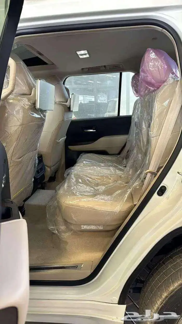 تويوتا لاندكروزر GXR L5 فل كامل خليجي تنفس طبيعي 2025 4