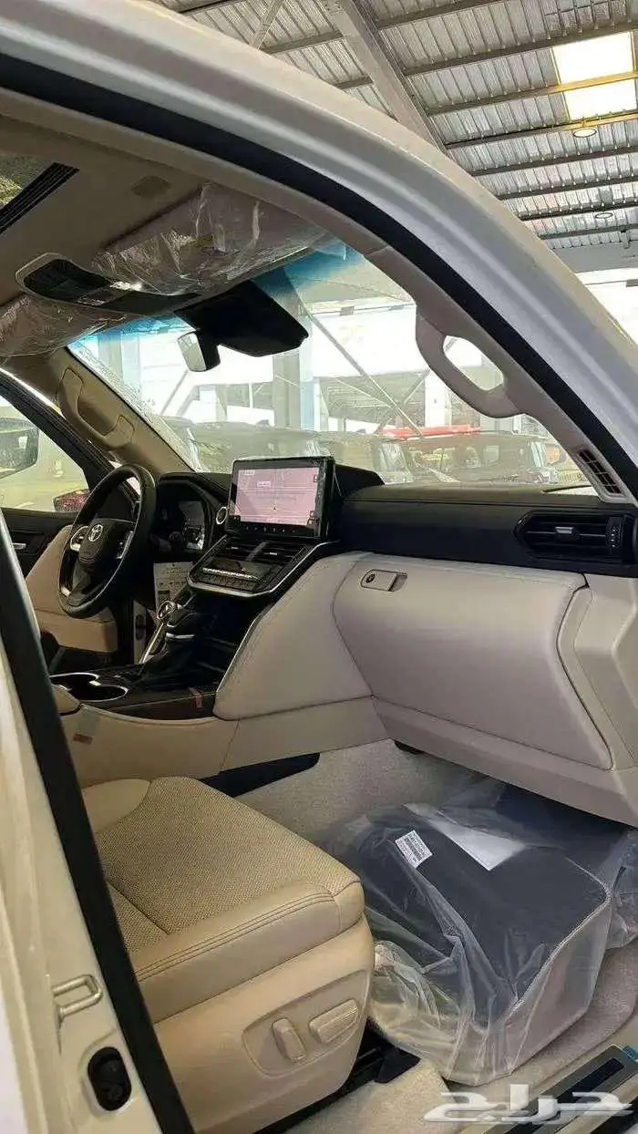 تويوتا لاندكروزر GXR L5 فل كامل خليجي تنفس طبيعي 2025 3