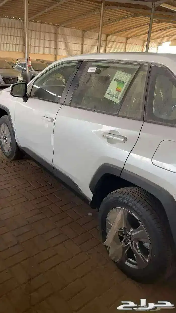 تويوتا راف فور استندر LE دبل 2025 ابيض وموديل 2024 XLE 2