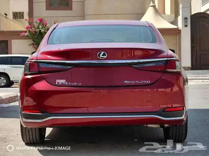 لكزس 250.AA موديل 2023 بنزين حبه فقط لون احمر 7