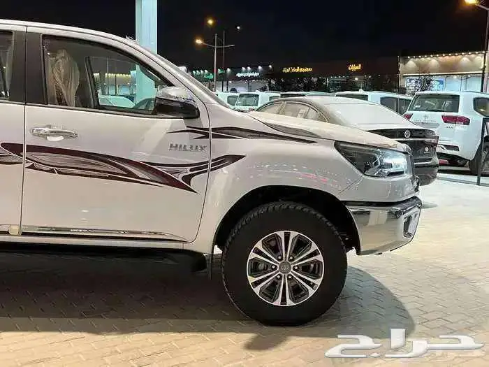 هايلوكس غمارتين بنزين فل 2025 3