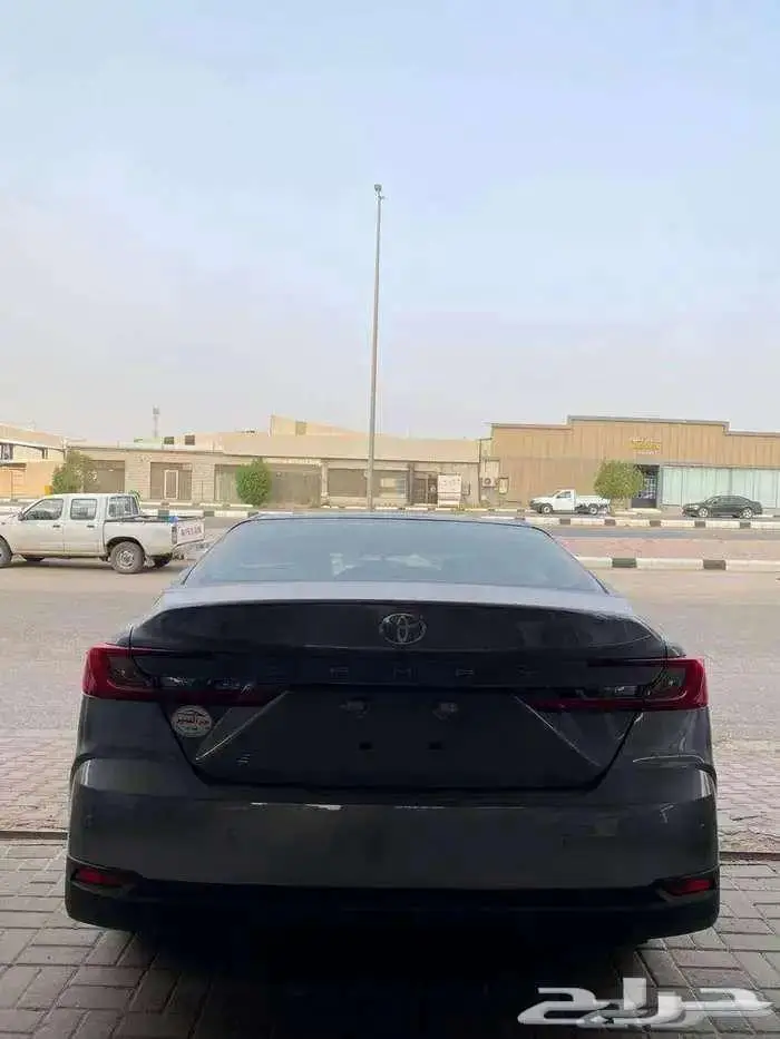 كامري E إستاندر 2025 ابيض وتيتانيوم كاش وبنك 3