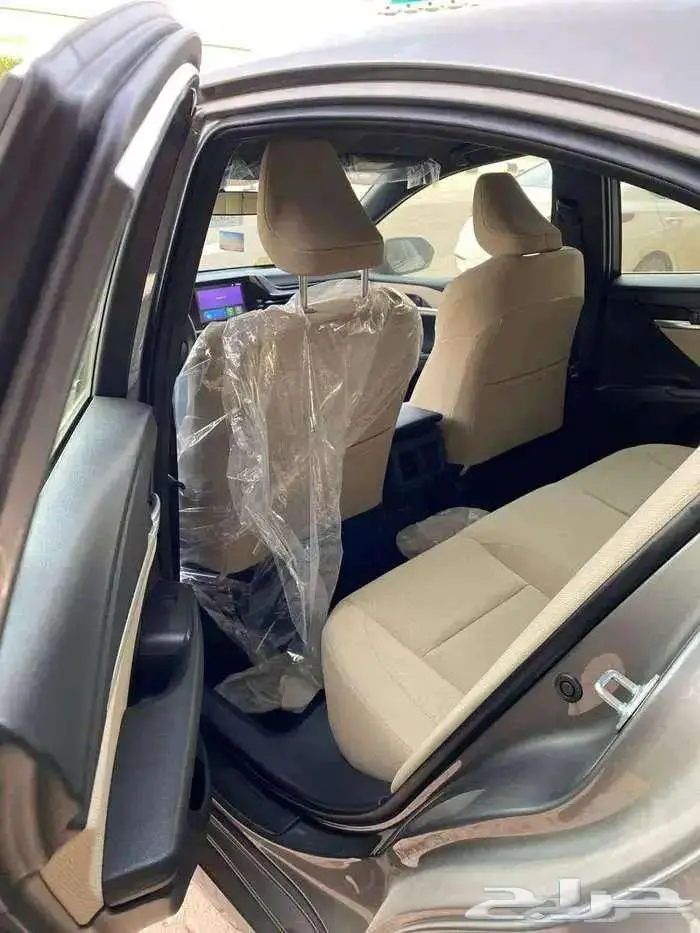 كامري E إستاندر 2025 ابيض وتيتانيوم كاش وبنك 2