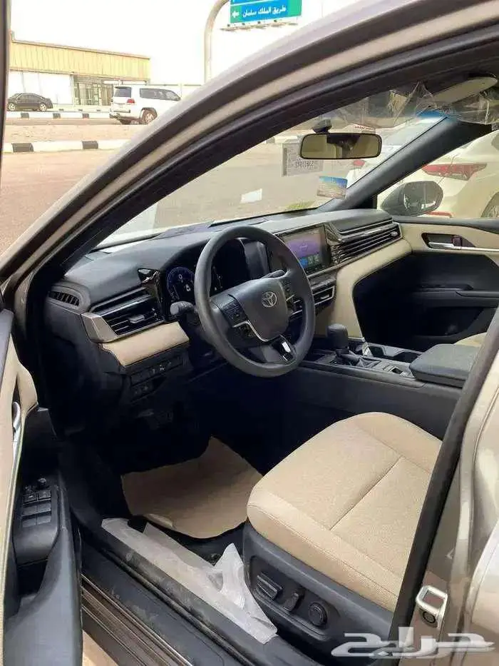 كامري E إستاندر 2025 ابيض وتيتانيوم كاش وبنك 1