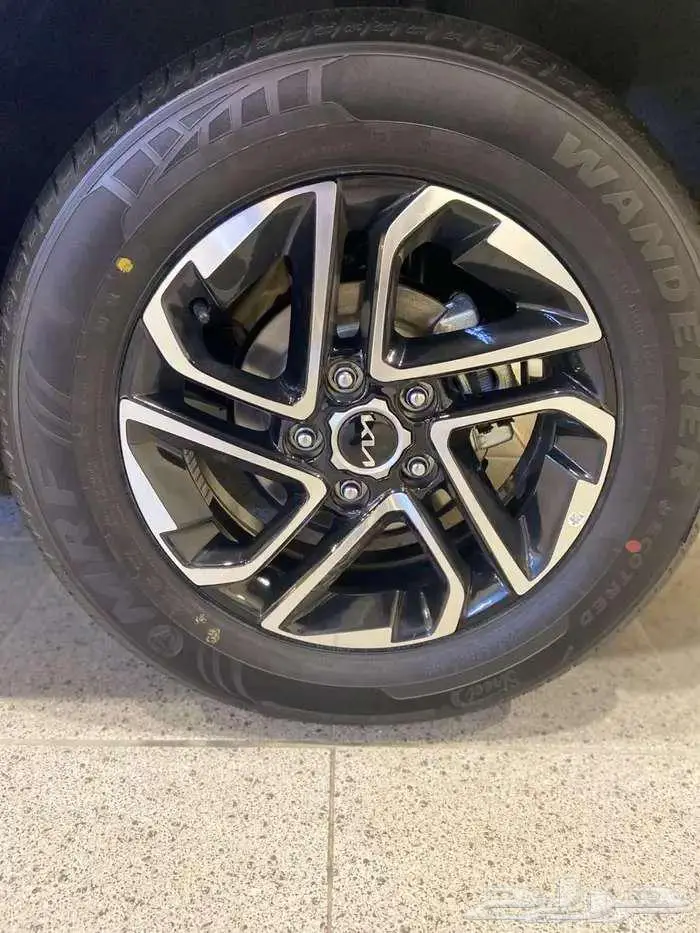 كيا كارينز نص فل فتحة سقف 2025 14