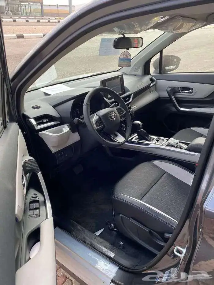 تويوتا فيلوز GLX 2025 كاش و اقساط ابيض ورمادي وفضي 3