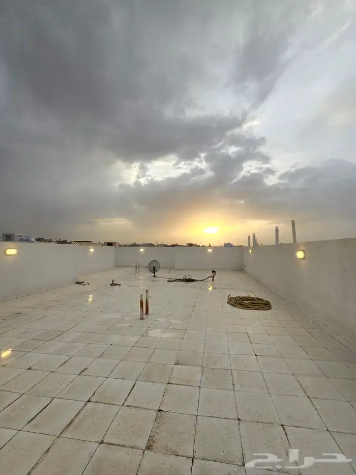 للبيع روف علوى مع ملحق مدخل مستقل620 ألف خلف مستشفى الألماني 27