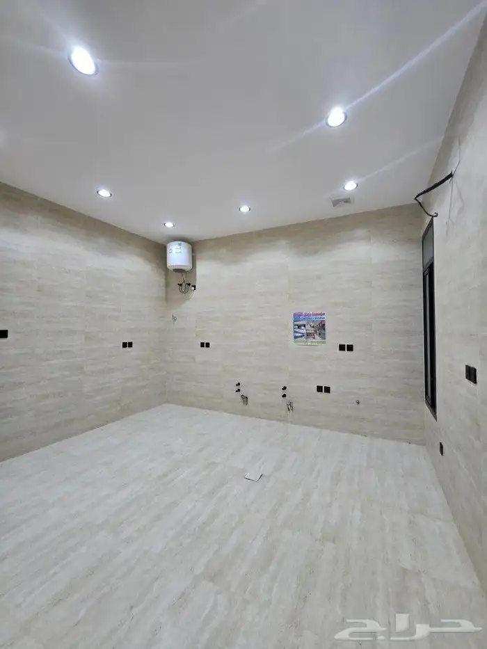 للبيع دور علوي مداخل مستقله وسطح خاص6غرف من580ألف بحي الطلح 11