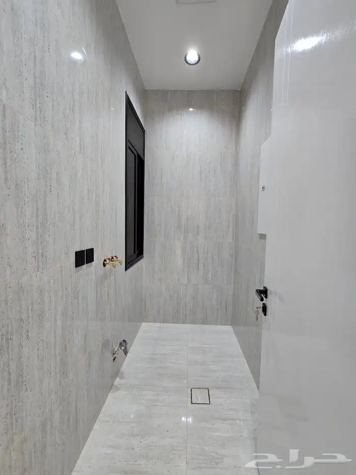 للبيع دور أرضي في عماره دورين 6غرفVIPحوش وبايكه خلف الألماني 11