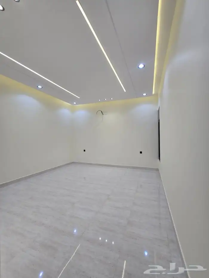 للبيع دور علوي مداخل مستقله وسطح خاص6غرف من580ألف بحي الطلح 16