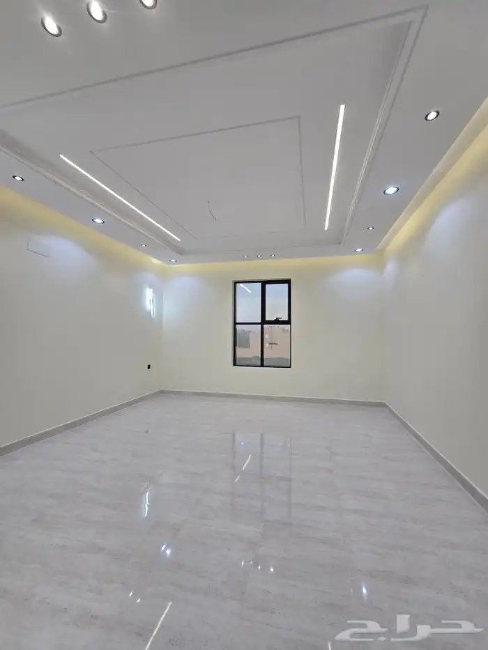 للبيع دور علوي مداخل مستقله وسطح خاص6غرف من580ألف بحي الطلح 7