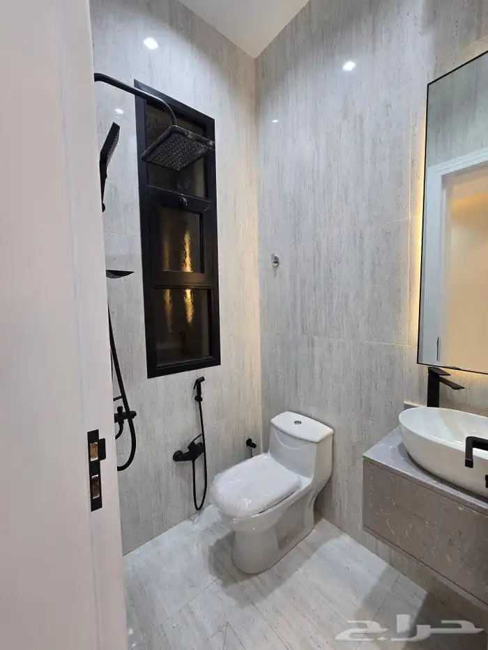 للبيع دور أرضي في عماره دورين 6غرفVIPحوش وبايكه خلف الألماني 24