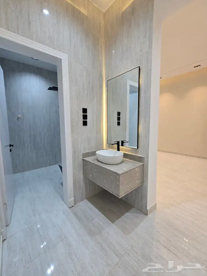 للبيع دور أرضي في عماره دورين 6غرفVIPحوش وبايكه خلف الألماني 20