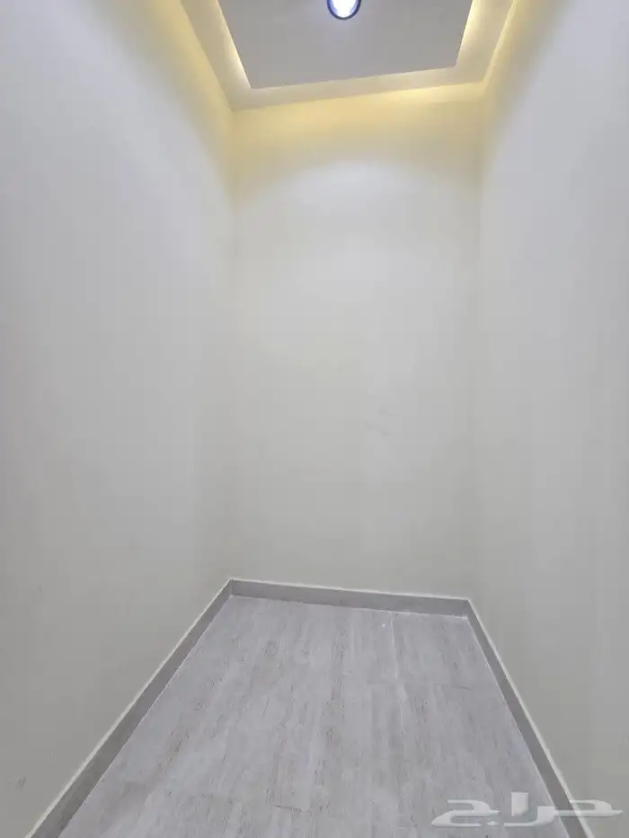 للبيع دور علوي مداخل مستقله وسطح خاص6غرف من580ألف بحي الطلح 6