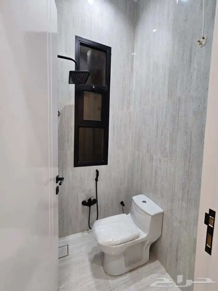 للبيع دور أرضي في عماره دورين 6غرفVIPحوش وبايكه خلف الألماني 9