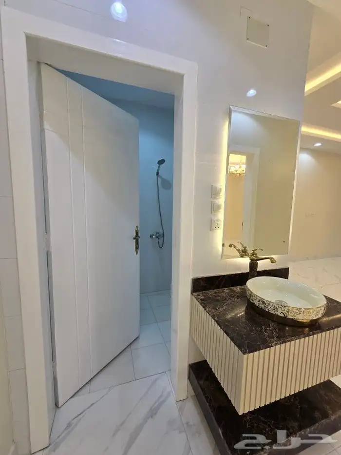 للبيع روف علوى مع ملحق مدخل مستقل620 ألف خلف مستشفى الألماني 21